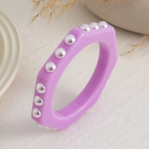 Detalle de brazalete hexagonal morado brillante con perlas y banda ancha de resina