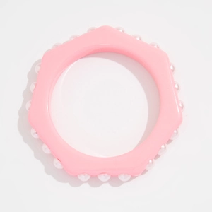 Brazalete octogonal rosa de resina con perlas de imitación blancas estilo dopamina