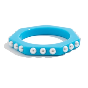 Detalle de la pulsera hexagonal de resina azul brillante con perlas de imitación
