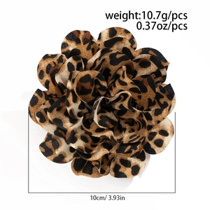 Dettaglio della collana choker con fiore in tessuto leopardato da 10,7g e 10cm