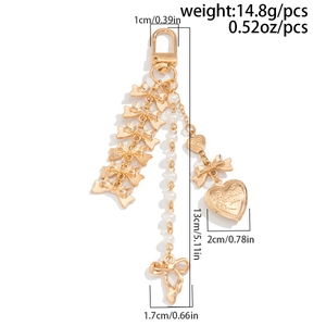 Détail du porte-clés doré Y2K avec perles et pendentif médaillon en forme de coeur