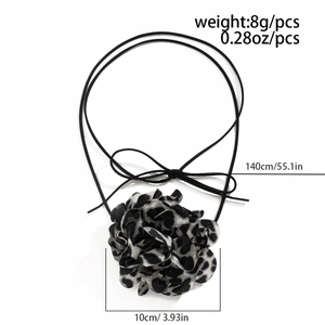 Dettaglio choker con fiore leopardato lungo 140cm e diametro floreale di 10cm