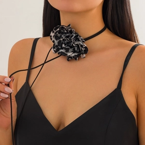 Collana choker sexy con fiore in tessuto leopardato e lunghi lacci neri sottili