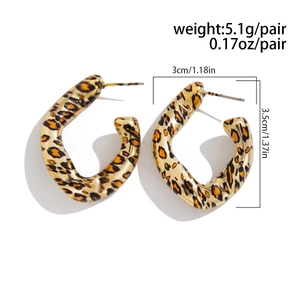 Dettaglio orecchini geometrici leopardati con dimensioni di 3,5x3cm e peso di 5,1g la coppia