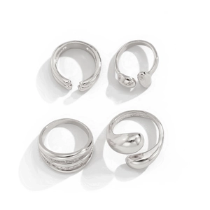Détail de bagues géométriques en argent poli au design organique de gouttes d'eau