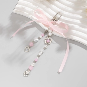 Porte-clés à nœud rose avec perles en cœur et pendentif fraise pour décoration sac