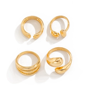 Lot de quatre bagues dorées en métal liquide avec perles baroques et design géométrique