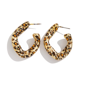 Orecchini a cerchio a C con stampa leopardata e design geometrico irregolare moderno
