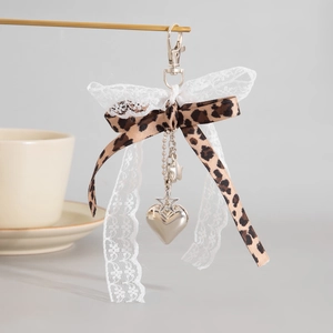 Ciondolo per Borsa con Fiocco in Pizzo e Stampa Leopardata Portachiavi con Cuore e Stella in Lega per Donna Ragazza Accessorio per Zaino