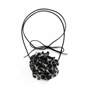 Collana choker sexy con fiore maculato e laccio nero per moda femminile elegante