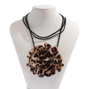 Dettaglio della collana choker con fiore in tessuto leopardato su manichino bianco
