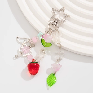 Détail du porte-clés fraise et tulipe avec fermoir étoile et perles élégantes