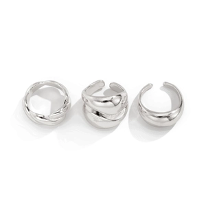 Vue détaillée de trois bagues en argent poli aux motifs de corde et vagues irrégulières