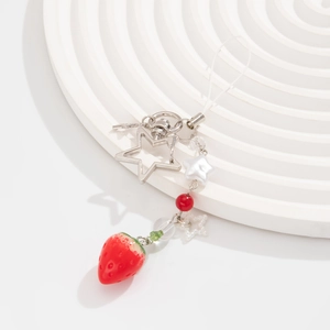 Détails d'un porte-clés fraise avec perles rouges et fermoir en forme d'étoile argentée