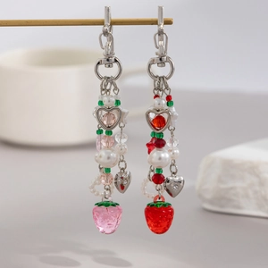 Pendentif fraise perlé fait main avec perles d'imitation et étoiles en rouge et rose