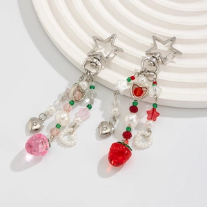 Détail de porte-clés fraise avec fermoir étoile, perles et pendentifs cœur en résine