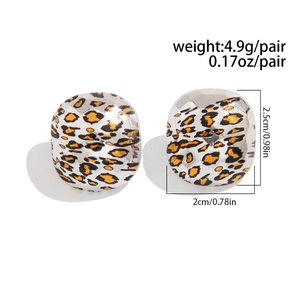Dettaglio orecchini leopardati con dimensioni di 2,5 cm e peso di 4,9 g per paio