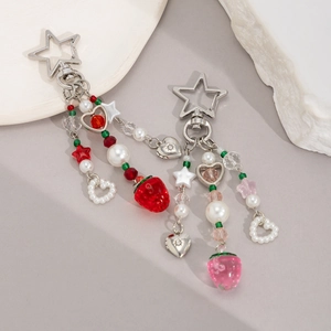 Porte-clés avec pendentif fraise et cœur rose et rouge, perles et fermoir étoile