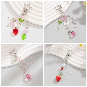 Porte-clés Pendentif Fraise en Alliage et Acrylique Doux Tulipe Künstliche Perle Charm Porte-clés pour Femmes Accessoires Sac Crochet Étoile Cœur