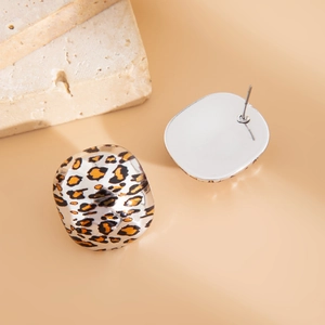 Dettaglio orecchini a bottone quadrati con stampa leopardata e retro in metallo