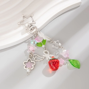 Porte-clés fraise et perles avec crochet en étoile et charms de fleurs argentées