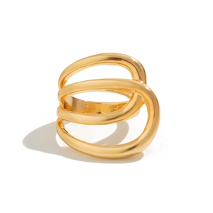 Detail eines minimalistischen Goldarmbands mit dreilagigem, unregelmäßigem Design