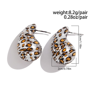 Dettaglio orecchini a goccia leopardati con dimensioni 3 cm di altezza e 2 cm di larghezza