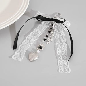 Bijou de sac nœud en dentelle avec pendentif cœur et perles argentées en noir et blanc