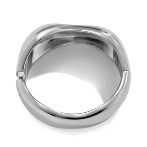 Dettaglio del bracciale rigido in metallo argento lucido con design a onde e cerniera
