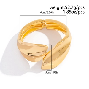 Macro detail of golden teardrop leaf bangle with 52.7g weight and 6cm diameter