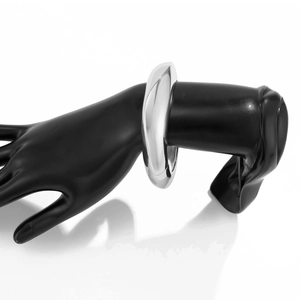 Nahaufnahme eines minimalistischen silbernen Armreifs an einem schwarzen Handmodell
