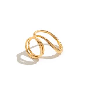 Minimalistische gouden dubbellaagse ring met golvend design en gepolijst metaal op wit