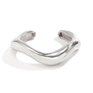 Détail du bracelet manchette argenté vague au design métal liquide et fini poli brillant
