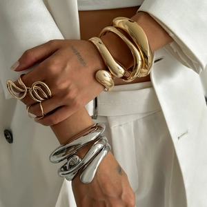 Minimalistische skulpturale Armbänder und Ringe in Gold und Silber mit Hochglanzpolitur