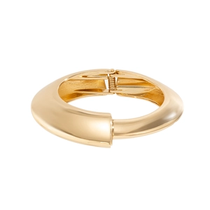 Bracciale rigido geometrico dorato lucido con chiusura a molla su sfondo bianco