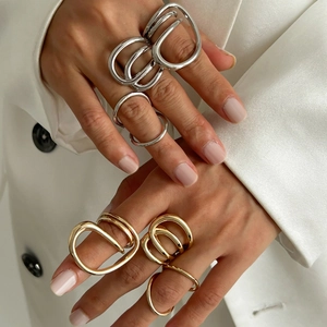 Set di anelli irregolari a strati minimalisti in oro e argento per donne eleganti