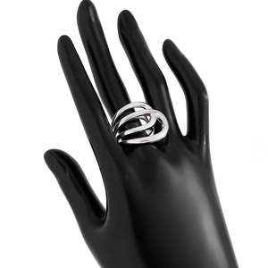 Detail van een zilveren geometrische ring op zwart model met een gepolijste afwerking