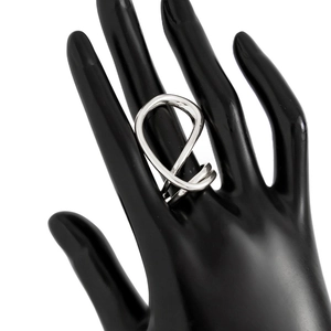 Detail van een zilveren metalen vloeibare rimpel armband met parels op een handmodel