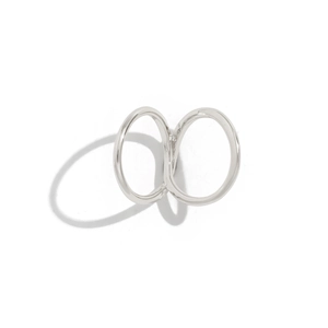 Detail van een zilveren geometrische dubbele ringarmband met gepolijste minimalistische look