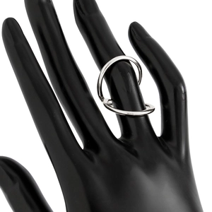 Macro-opname van gepolijste zilveren dubbele ring op een minimalistische zwarte hand