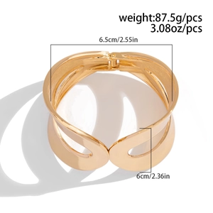 Detail of gold hollow spring bracelet showing weight 87.5g and dimensions 6.5cm diameter