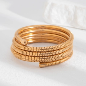 Chic multi-layer gold spiral snake bone bracelet with large pearls in a punk style