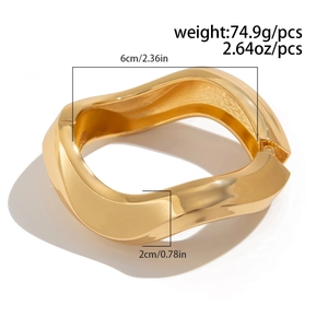 Detailed view of the golden wavy metal bracelet with dimensions and hinge mechanism
