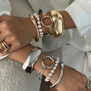 Minimalist geometric alloy bracelet set with irregular lines and irregular pearls