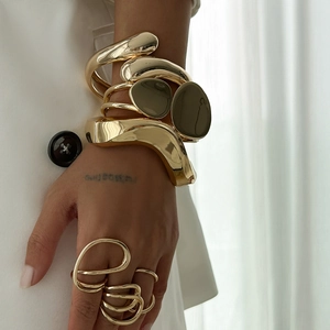 Fashionable gold alloy chunky C-shaped bracelet and irregular open ring jewelry set