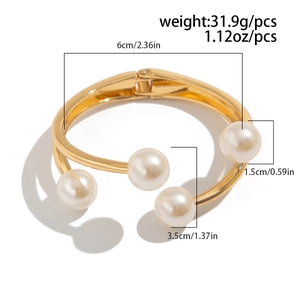 Detalle de brazalete abierto dorado con perlas, diámetro 6cm y peso de 31,9g aproximado