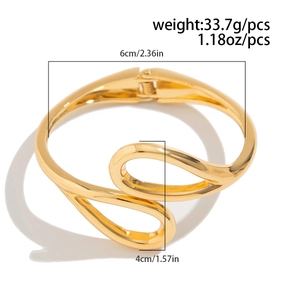 Detailed view of golden irregular hinged bracelet with 6cm inner diameter and 33.7g weight