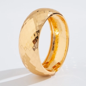 Brazalete dorado pulido con textura martillada y cierre de bisagra con resorte