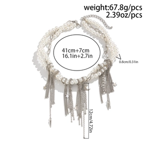 Détail d'un collier de perles avec glands métalliques et pendentifs étoile lune sur blanc