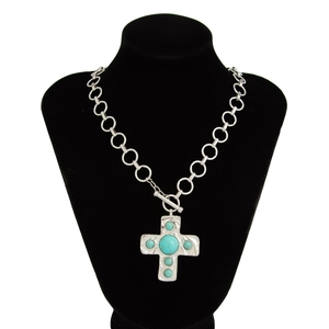 Detail van kruishanger ketting met turkooizen stenen en knevelsluiting op een nekmodel